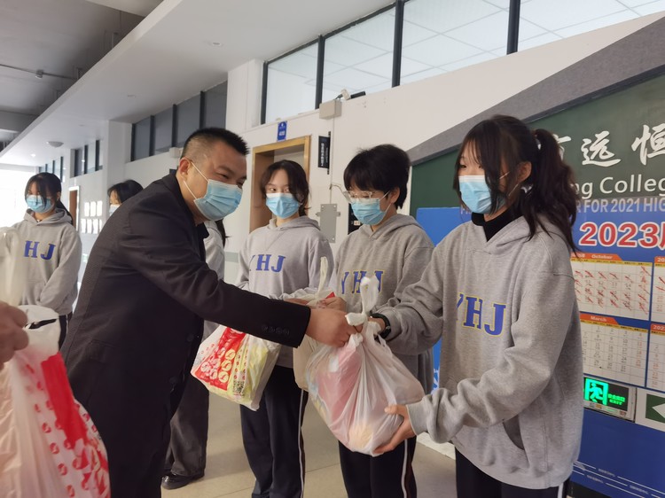 心系留校學生,情暖長壽湖畔——區教委領導慰問我校疫情期間周末留校學生 心系留校學生,情暖長壽湖畔——區教委領導慰問我校疫情期間周末留校學生