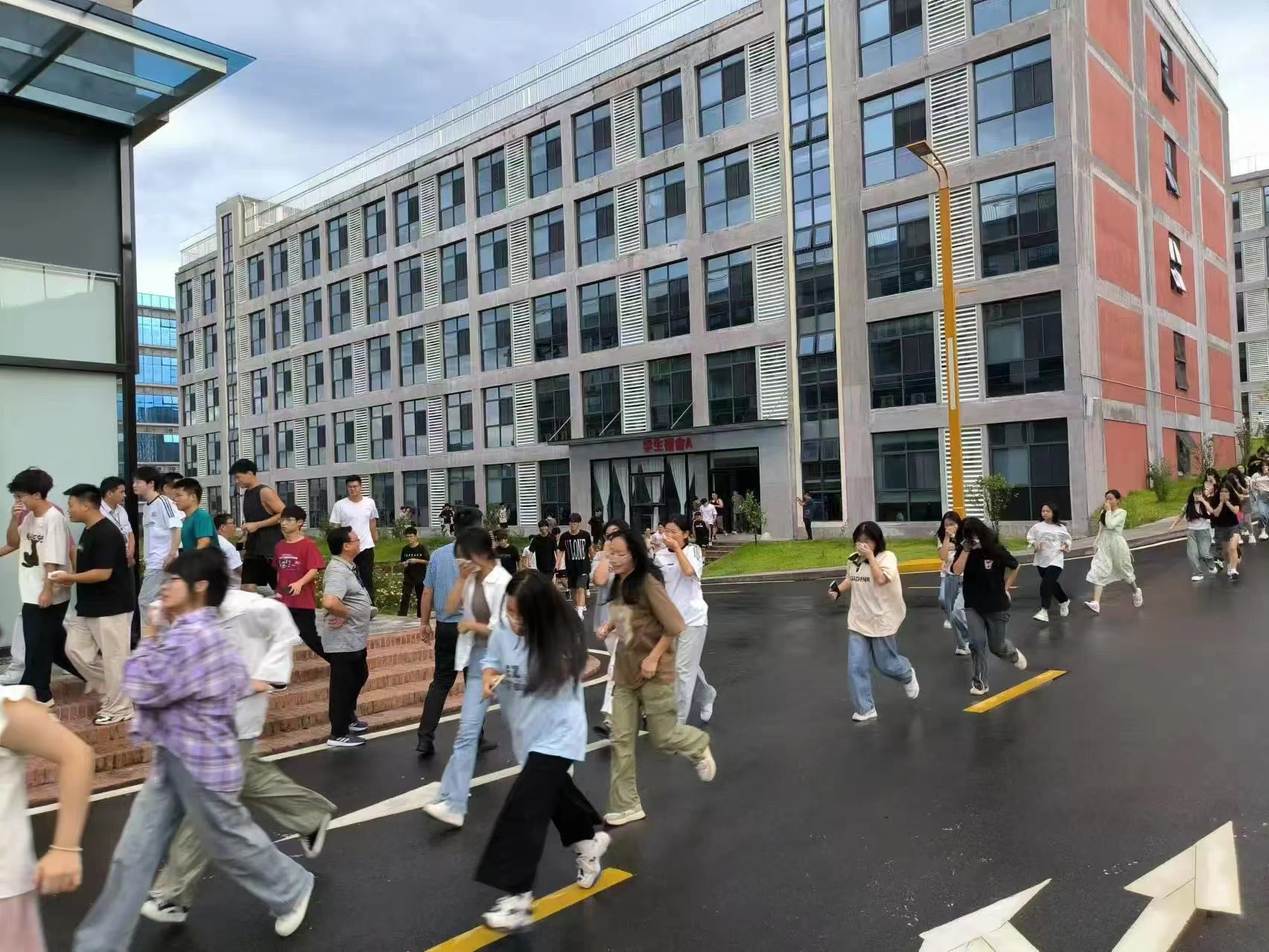 消防應急始于心,安全防范踐于行 || 我校成功舉辦秋季消防逃生演練 消防應急始于心,安全防范踐于行 || 我校成功舉辦秋季消防逃生演練